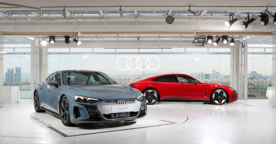 아우디 e-tron GT(왼쪽)와 RS e-트론 GT. <아우디코리아 제공>